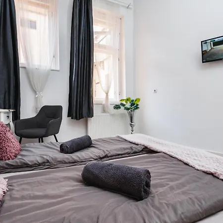 Apartment Palace *